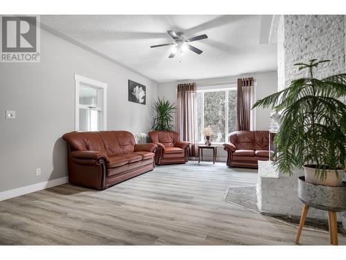 7880 Pleasant Valley Road, Vernon, BC - Indoor Photo Showing Living Room