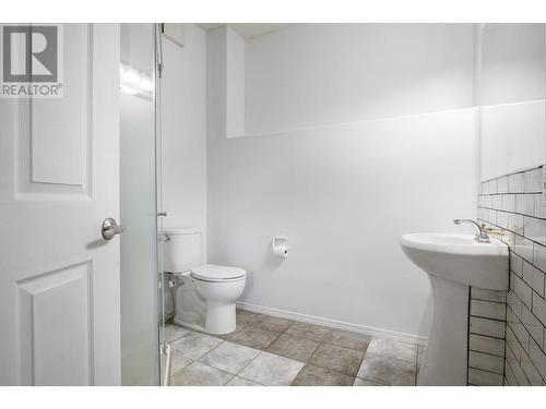 7880 Pleasant Valley Road, Vernon, BC - Indoor Photo Showing Bathroom