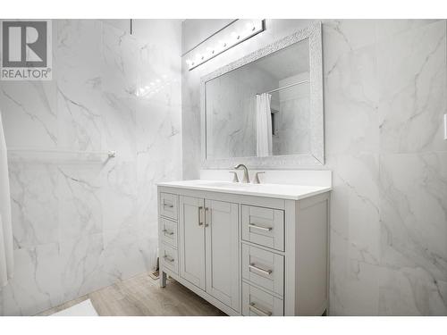 7880 Pleasant Valley Road, Vernon, BC - Indoor Photo Showing Bathroom