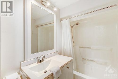 317 Summit Avenue, Ottawa, ON - Indoor Photo Showing Bathroom