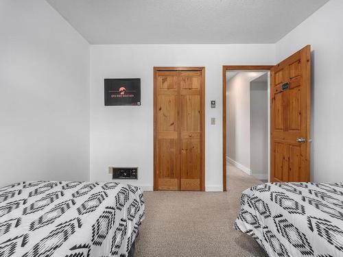 1411 Cariboo Hwy 97, Clinton, BC - Indoor Photo Showing Bedroom