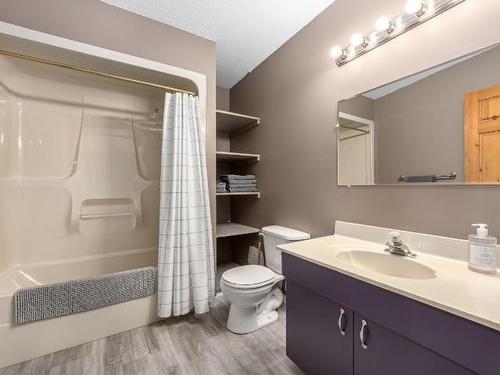 1411 Cariboo Hwy 97, Clinton, BC - Indoor Photo Showing Bathroom