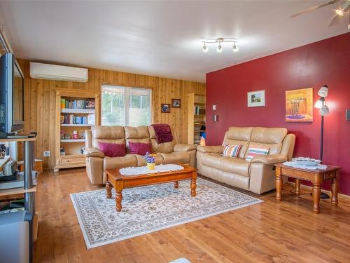296 Trinity Valley Road, Lumby, BC - Indoor Photo Showing Living Room