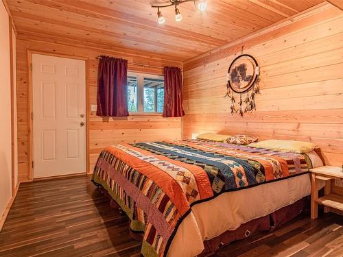 296 Trinity Valley Road, Lumby, BC - Indoor Photo Showing Bedroom