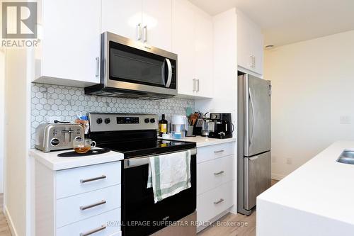 #204 -467 Charlton Ave E, Hamilton, ON - Indoor Photo Showing Kitchen With Upgraded Kitchen