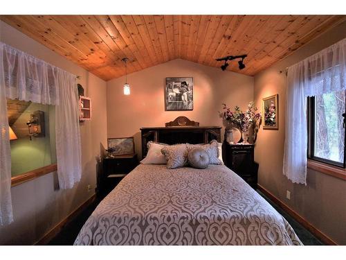 1070 Hayes Creek Place, Princeton, BC - Indoor Photo Showing Bedroom
