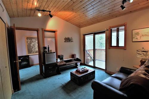 1070 Hayes Creek Place, Princeton, BC - Indoor Photo Showing Living Room