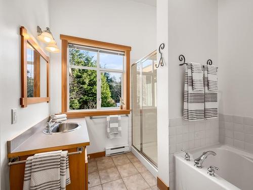 26-860 Craig Rd, Tofino, BC - Indoor Photo Showing Bathroom