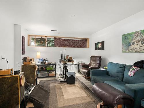 261 Ambleside Dr, Sayward, BC - Indoor Photo Showing Living Room