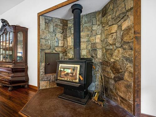 1872 Waveland Rd, Courtenay, BC - Indoor With Fireplace