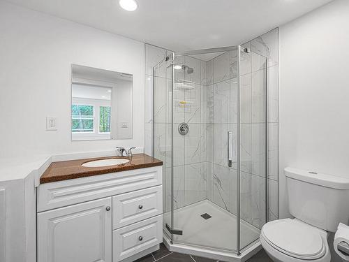 1872 Waveland Rd, Courtenay, BC - Indoor Photo Showing Bathroom