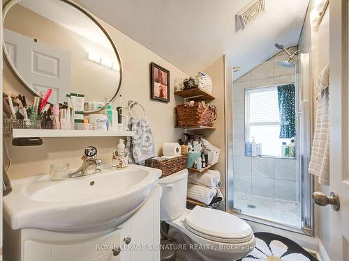 15 Delaware St, St. Catharines, ON - Indoor Photo Showing Bathroom