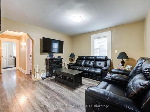 15 Delaware St, St. Catharines, ON - Indoor Photo Showing Living Room