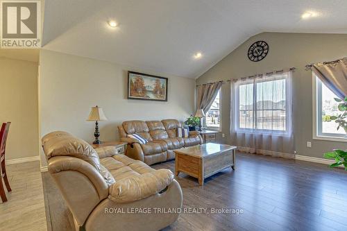 156 Glendale Drive E, Tillsonburg, ON - Indoor Photo Showing Living Room