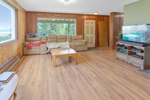 815 Balsam Road, Creston, BC - Indoor Photo Showing Living Room