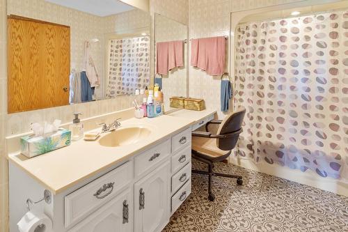815 Balsam Road, Creston, BC - Indoor Photo Showing Bathroom