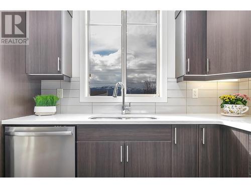 3731 Casorso Road Unit# 203, Kelowna, BC - Indoor Photo Showing Kitchen With Double Sink With Upgraded Kitchen