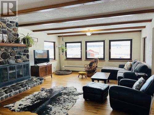 3065 Dog Creek Road, Williams Lake, BC - Indoor Photo Showing Living Room