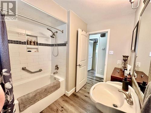 621 Schneider Road, Keremeos, BC - Indoor Photo Showing Bathroom
