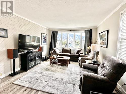 621 Schneider Road, Keremeos, BC - Indoor Photo Showing Living Room