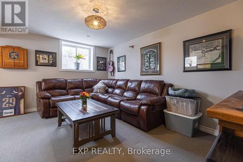 166 Tarry Parkway, Aylmer, ON - Indoor Photo Showing Living Room