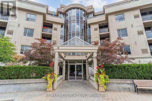 #102 -8201 Islington Ave W, Vaughan, ON - Outdoor With Facade