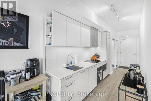#322 -19 Western Battery Rd, Toronto, ON - Indoor Photo Showing Kitchen