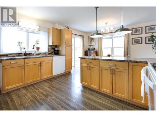 1432 Hemlock Street, Prince George, BC - Indoor Photo Showing Kitchen With Double Sink
