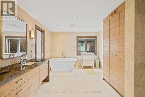 90 Oaklands Park Crt, Burlington, ON - Indoor Photo Showing Bathroom