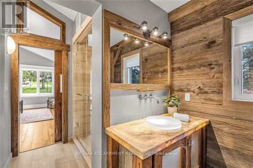 1399 Safari Rd, Hamilton, ON - Indoor Photo Showing Bathroom
