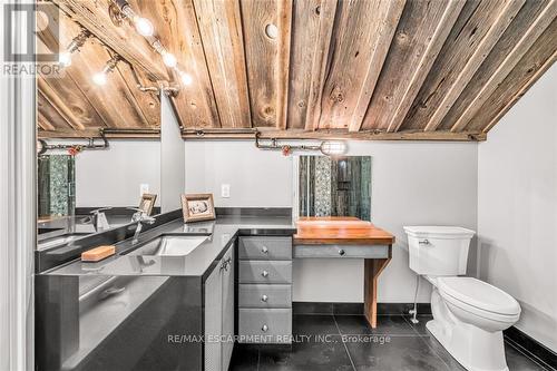 1399 Safari Rd, Hamilton, ON - Indoor Photo Showing Bathroom