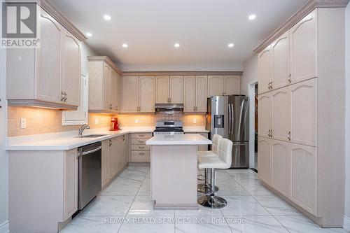 23 Brentcliff Drive, Brampton, ON - Indoor Photo Showing Kitchen With Upgraded Kitchen