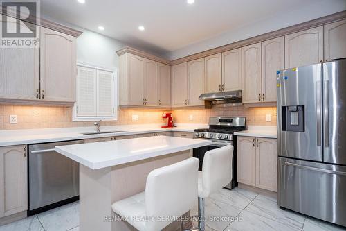 23 Brentcliff Drive, Brampton, ON - Indoor Photo Showing Kitchen With Upgraded Kitchen