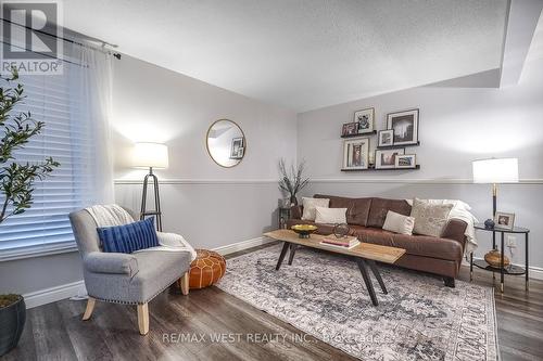 #10 -2185 Fairchild Blvd, Burlington, ON - Indoor Photo Showing Living Room