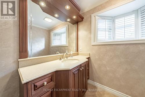195 Wilton Street, Burlington, ON - Indoor Photo Showing Bathroom