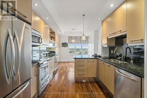 805C - 662 Sheppard Avenue E, Toronto, ON - Indoor Photo Showing Kitchen With Double Sink With Upgraded Kitchen