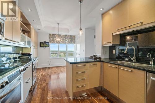 805C - 662 Sheppard Avenue E, Toronto, ON - Indoor Photo Showing Kitchen With Upgraded Kitchen