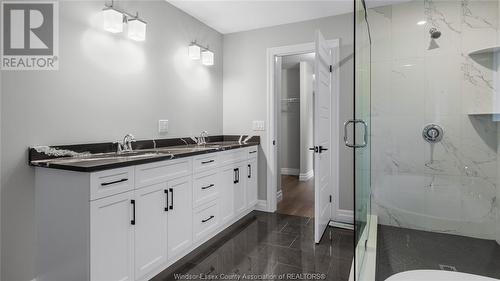 2484 Roxborough Boulevard, Windsor, ON - Indoor Photo Showing Bathroom