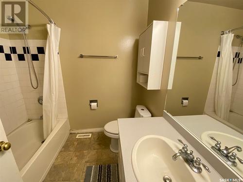 43 Buttercup Crescent Nw, Moose Jaw, SK - Indoor Photo Showing Bathroom