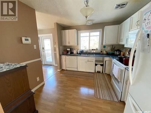 43 Buttercup Crescent Nw, Moose Jaw, SK - Indoor Photo Showing Kitchen With Double Sink