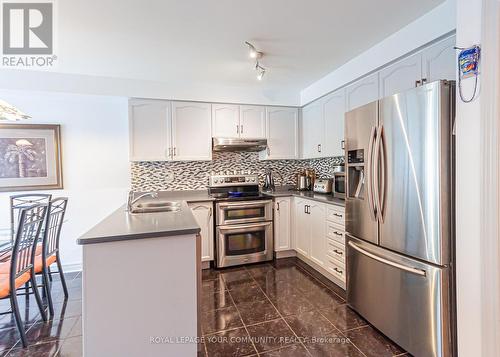 157 Manorheights Street, Richmond Hill, ON - Indoor Photo Showing Kitchen With Double Sink With Upgraded Kitchen