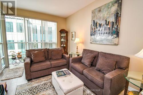 #513 -111 Worsley St E, Barrie, ON - Indoor Photo Showing Living Room