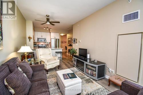 #513 -111 Worsley St E, Barrie, ON - Indoor Photo Showing Living Room