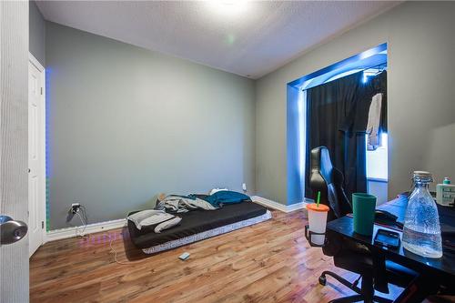 9 Chestnut Street E, St. Catharines, ON - Indoor Photo Showing Bedroom