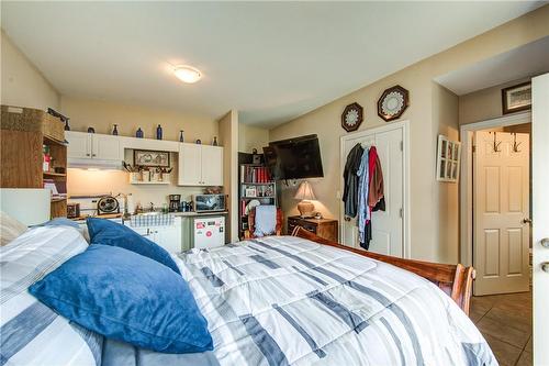 9 Chestnut Street E, St. Catharines, ON - Indoor Photo Showing Bedroom