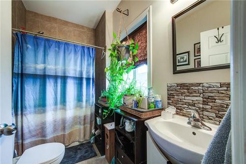 9 Chestnut Street E, St. Catharines, ON - Indoor Photo Showing Bathroom