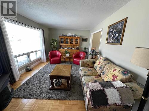297 Roche St, Matachewan, ON - Indoor Photo Showing Living Room