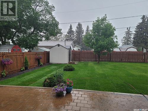 304 4Th Street W, Leader, SK - Outdoor With Backyard