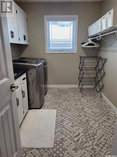 304 4Th Street W, Leader, SK - Indoor Photo Showing Laundry Room