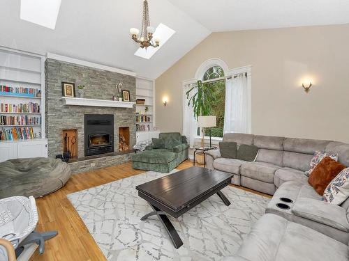 5169 Hykawy Rd, Duncan, BC - Indoor Photo Showing Living Room With Fireplace